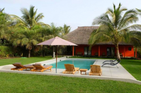 Villa avec piscine près de l'océan.